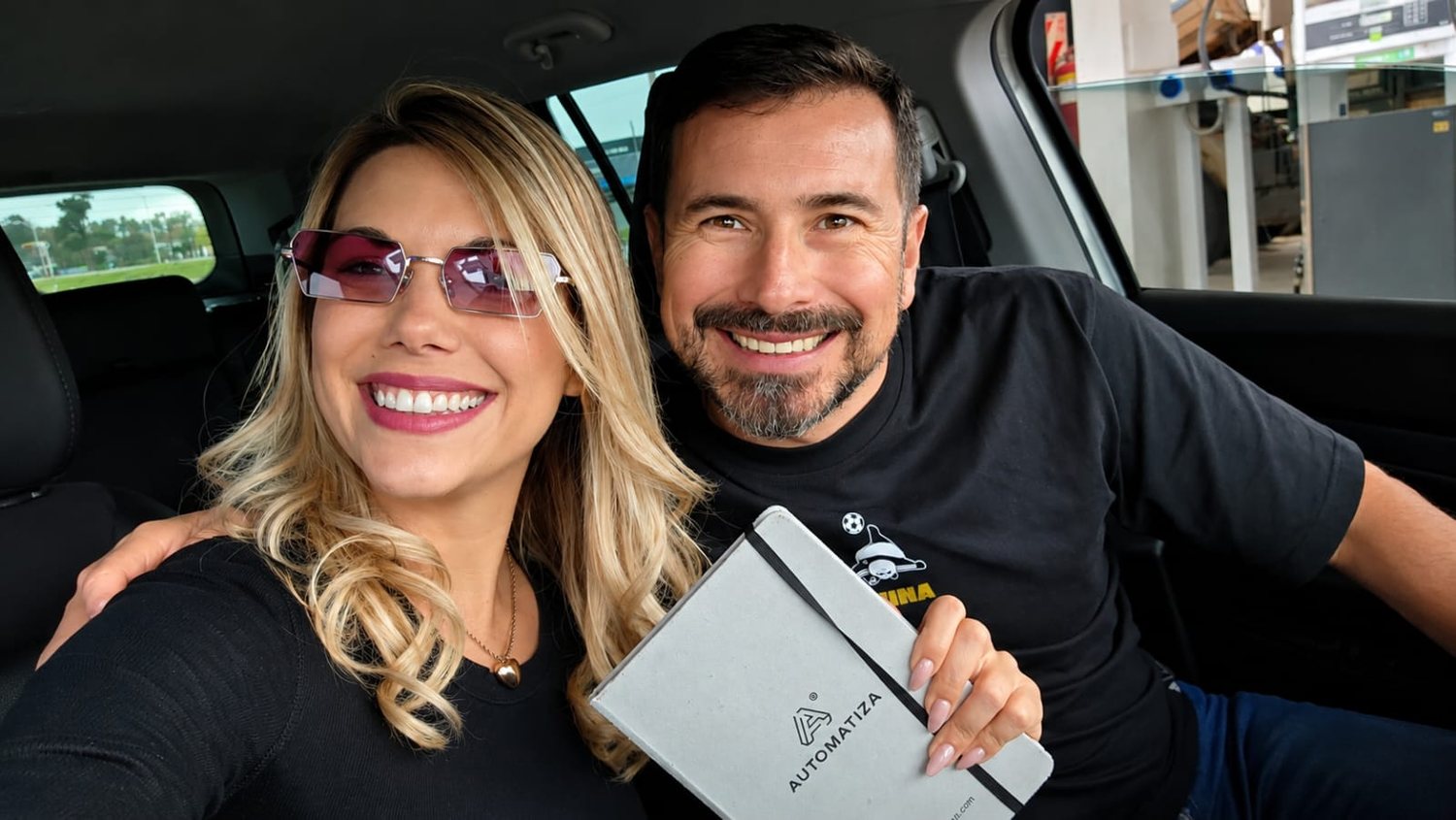 Yessica y Mario el día que comenzaron a construir el esqueleto de Esencia Ritual